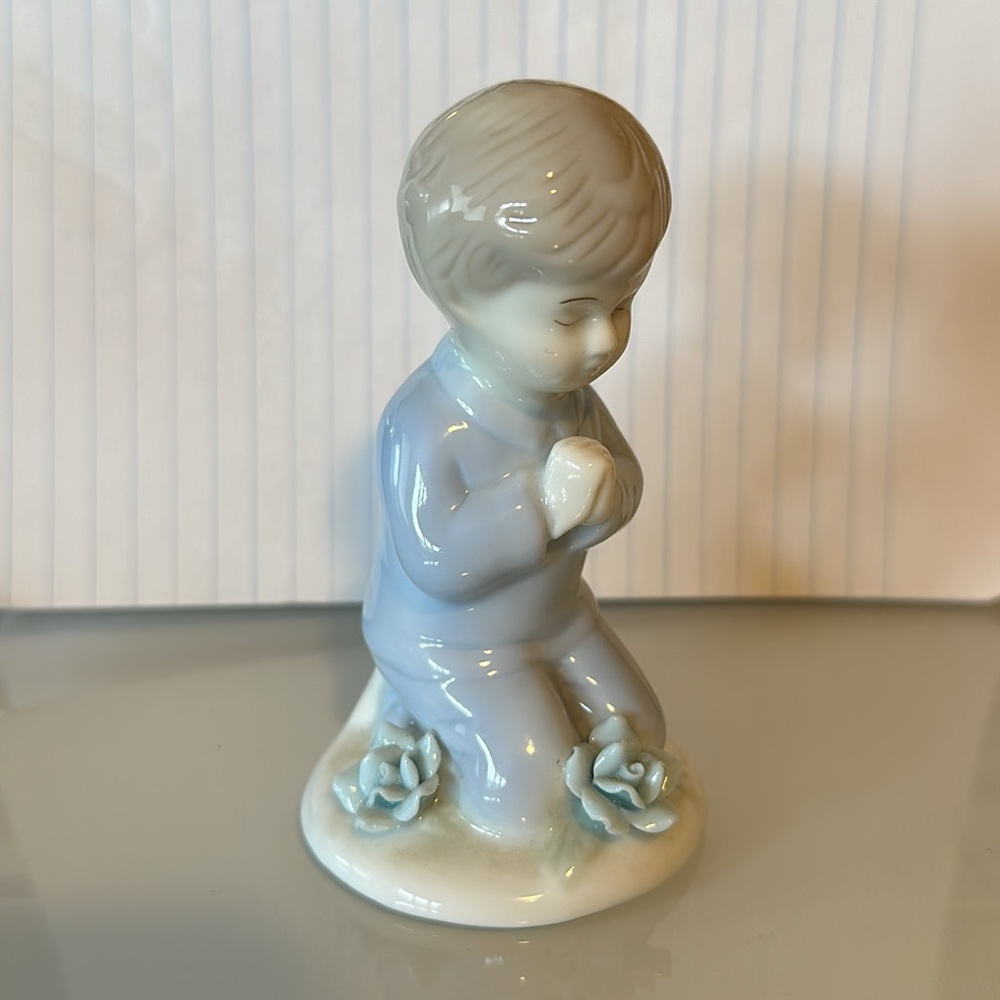 Boys praying Holy Communion Figurine - Picture 4 of 4